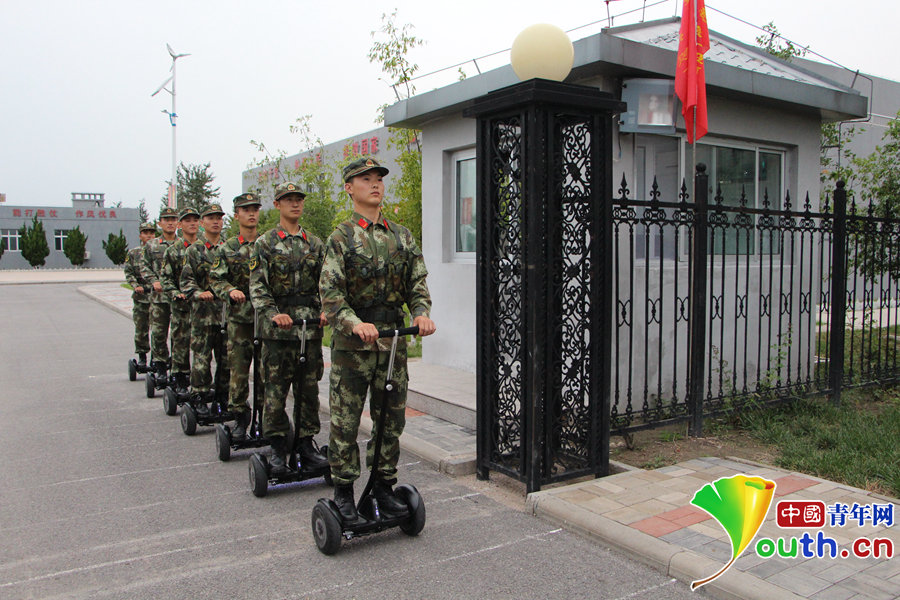 战士们正在体验平衡车驾驶技巧。  中国青年网通讯员 李天 摄 